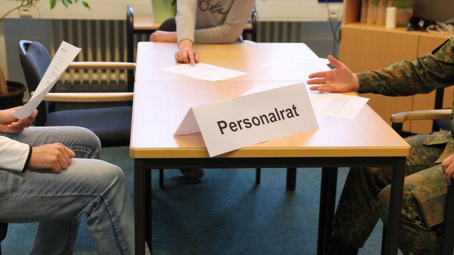 Zu den Aufgaben des Personalrats gehört zum Beispiel die Durchführung von Personalversammlungen, die Entgegennahme von Anregungen und Beschwerden, Verordnungen, Verwaltungsanordnungen. Foto: DBwV/Hahn