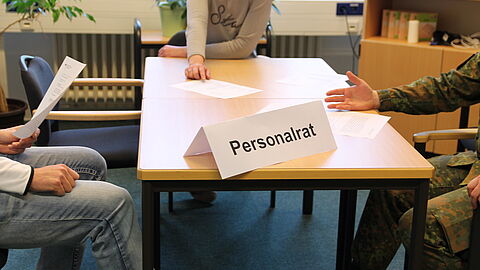 Zu den Aufgaben des Personalrats gehört zum Beispiel die Durchführung von Personalversammlungen, die Entgegennahme von Anregungen und Beschwerden, Verordnungen, Verwaltungsanordnungen. Foto: DBwV/Hahn