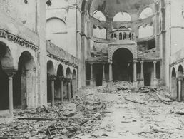 Blick in die zerstörte Synagoge in der Fasanenstraße in Berlin: In ganz Deutschland wurden am 9. November 1938 zahllose Synagogen, jüdische Geschäfte und Wohnungen zerstört, 91 Juden wurden ermordet. Foto: Wikipedia/Center for Jewish History, NYC