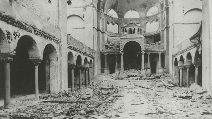 Blick in die zerstörte Synagoge in der Fasanenstraße in Berlin: In ganz Deutschland wurden am 9. November 1938 zahllose Synagogen, jüdische Geschäfte und Wohnungen zerstört, 91 Juden wurden ermordet. Foto: Wikipedia/Center for Jewish History, NYC