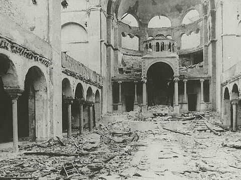 Blick in die zerstörte Synagoge in der Fasanenstraße in Berlin: In ganz Deutschland wurden am 9. November 1938 zahllose Synagogen, jüdische Geschäfte und Wohnungen zerstört, 91 Juden wurden ermordet. Foto: Wikipedia/Center for Jewish History, NYC