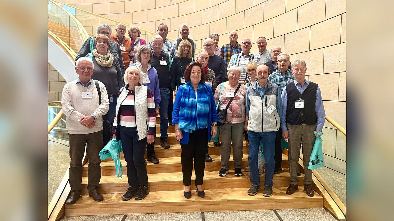 MdL Claudia Schlottmann (untere Reihe, dritte von links) sprach sich für eine allgemeine Wehrpflicht aus, die auch Frauen einschließt. Andreas Schnellbach     