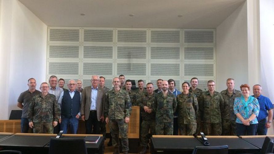 Zu Besuch im Landtag: Angehörige der KERH Südliches Saarland und des Stabes der Luftlandebrigade 1 Foto: Gerhard Hartmann