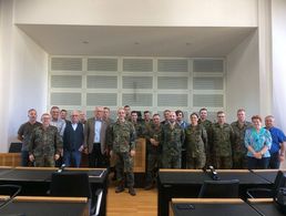Zu Besuch im Landtag: Angehörige der KERH Südliches Saarland und des Stabes der Luftlandebrigade 1 Foto: Gerhard Hartmann