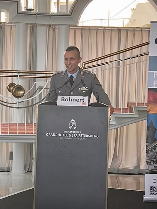 Oberstleutnant i.G. Marcel Bohnert, Stellvertreter des Bundesvorsitzenden, warnte vor russischer Aufrüstung und hybrider Kriegsführung. Foto: GSP/Reiner Wehnes