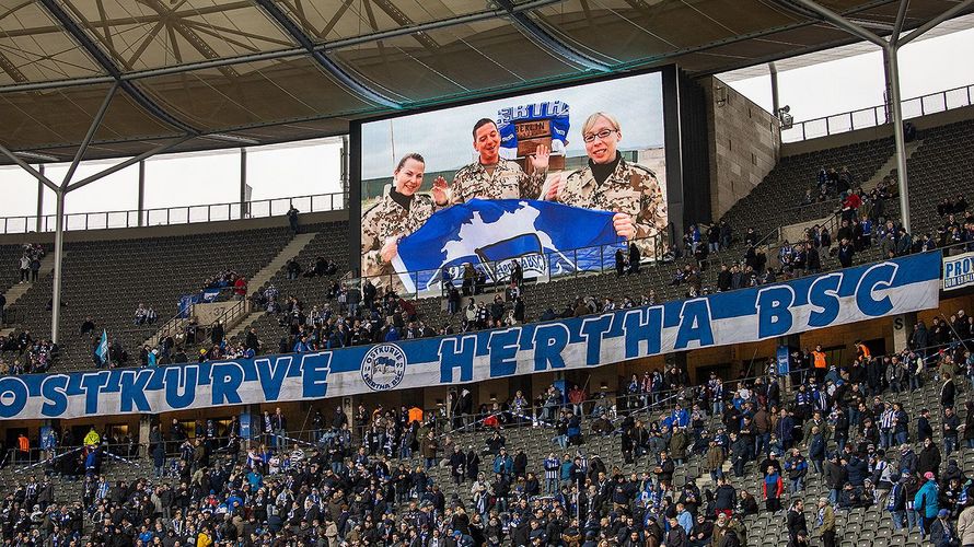 Soldaten senden Grüße aus dem Einsatz direkt ins Berliner Olympiastadion. Foto: DBwV/ Yann Bombeke
