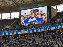 Soldaten senden Grüße aus dem Einsatz direkt ins Berliner Olympiastadion. Foto: DBwV/ Yann Bombeke