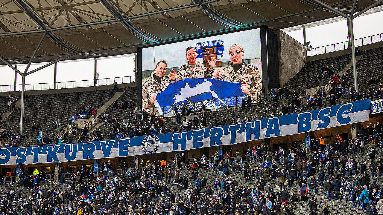 Soldaten senden Grüße aus dem Einsatz direkt ins Berliner Olympiastadion. Foto: DBwV/ Yann Bombeke