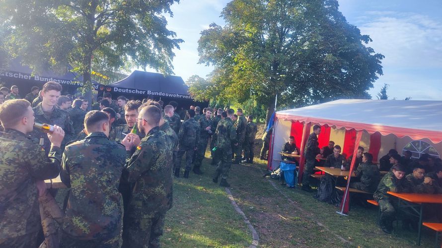 Bei einem Getränk und einem kleinen Imbiss gab es für die neu in die Bundeswehr eingestellten Soldatinnen und Soldaten die Möglichkeit, miteinander ins Gespräch zu kommen und sich über die Arbeit des DBwV auszutauschen. Foto: Torsten Zickler