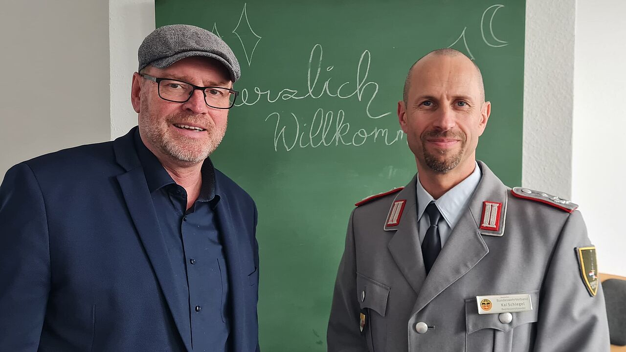 Regelmäßig informieren Mandatsträger aller Ebenen des DBwV Politiker aus der Bundes- und Landespolitik, um auf die Situation innerhalb der Bundeswehr aufmerksam zu machen und Abgeordnete „ungefiltert zu informieren wo der Schuh drückt“. Kürzlich traf sich Oberstleutnant Kai Schlegel (Bezirksvorsitzender Westfalen) mit Jürgen Coße (MdB SPD).v Foto: DBwV