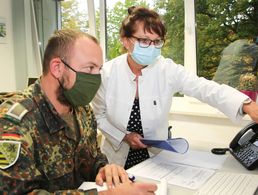 Von der Nachverfolgung der Infektionsketten bis zu Abstrichen in Heimen, rund 18.000 Bundeswehrangehörige sind derzeit im Rahmen der Amtshilfe im Corona-Einsatz. Foto: Bundeswehr, Anne Weinrich