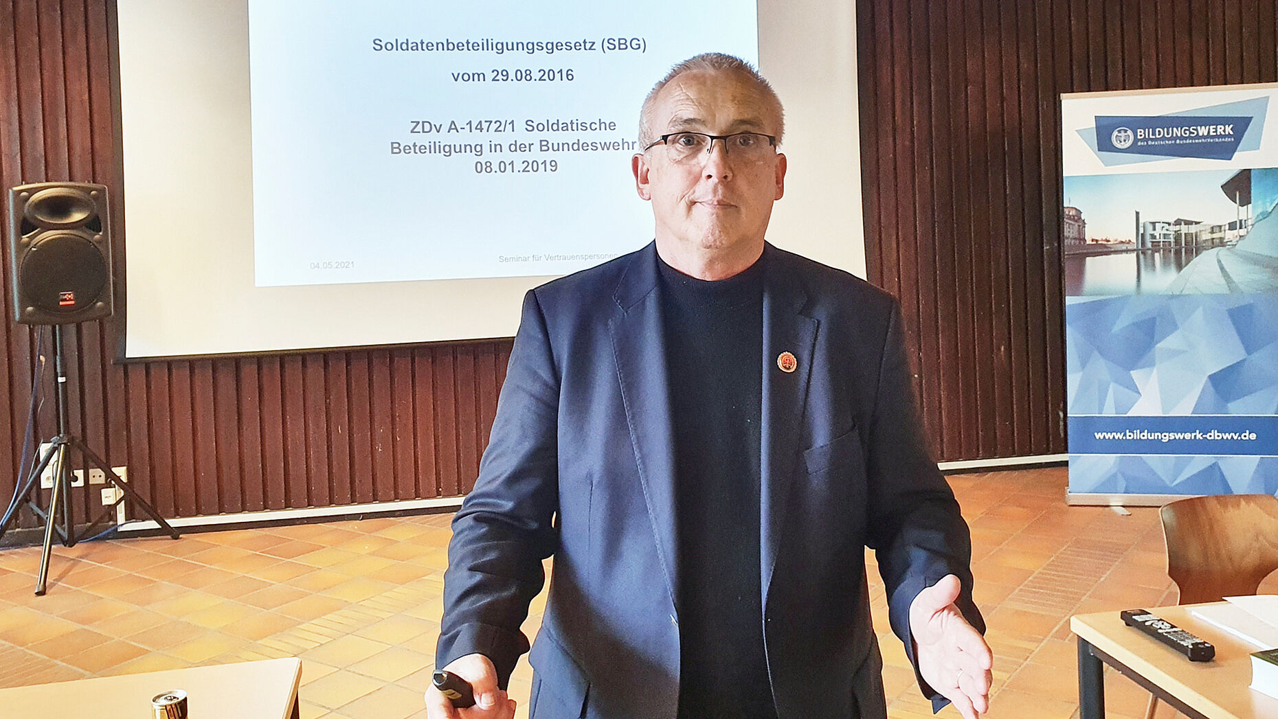 Ralph Bender unterrichtete Vertrauenspersonen der Logistiktruppe in der Volkacher Mainfranken-Kaserne. Foto: Bernd Stark