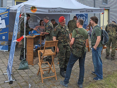 Aus dem Landesvorstand unterstützten am Info-Stand der StoKa Stetten u.a. Landesvorsitzender Oberstleutnant a.D. Josef Rauch (hier im Gespräch mit Gästen). Fotos: Armin Brenning