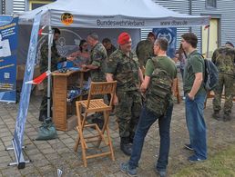 Aus dem Landesvorstand unterstützten am Info-Stand der StoKa Stetten u.a. Landesvorsitzender Oberstleutnant a.D. Josef Rauch (hier im Gespräch mit Gästen). Fotos: Armin Brenning