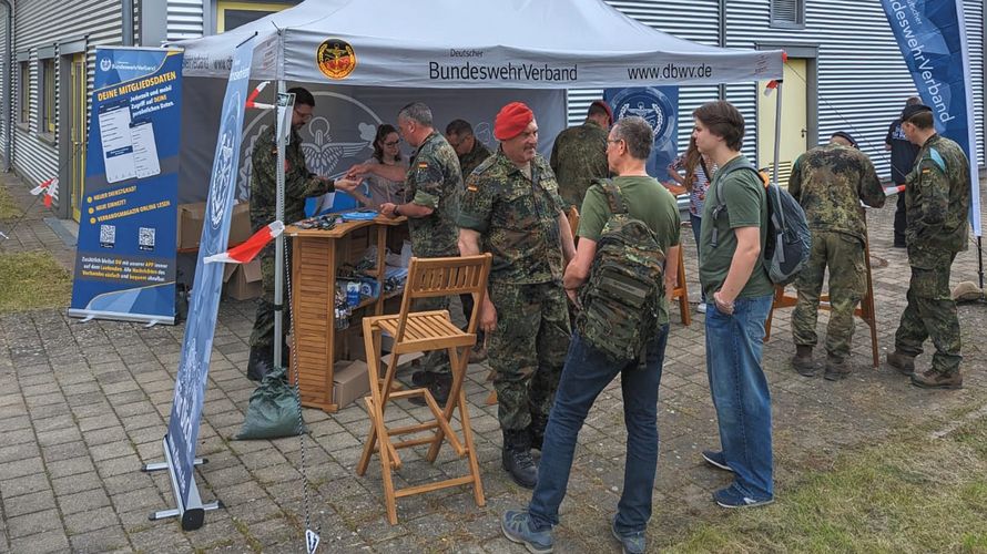 Aus dem Landesvorstand unterstützten am Info-Stand der StoKa Stetten u.a. Landesvorsitzender Oberstleutnant a.D. Josef Rauch (hier im Gespräch mit Gästen). Fotos: Armin Brenning