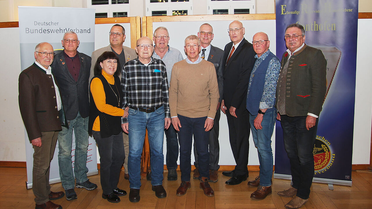 Mit der erneuten Wahl des bisherigen Vorstands unter Leitung von Oberstabsfeldwebel a.D. Stefan Weyer haben die Mitglieder ihre Unterstützung für weitere zwei Jahre engagierte Kameradschaftsarbeit zugesichert. Foto: Wolfgang Kruse