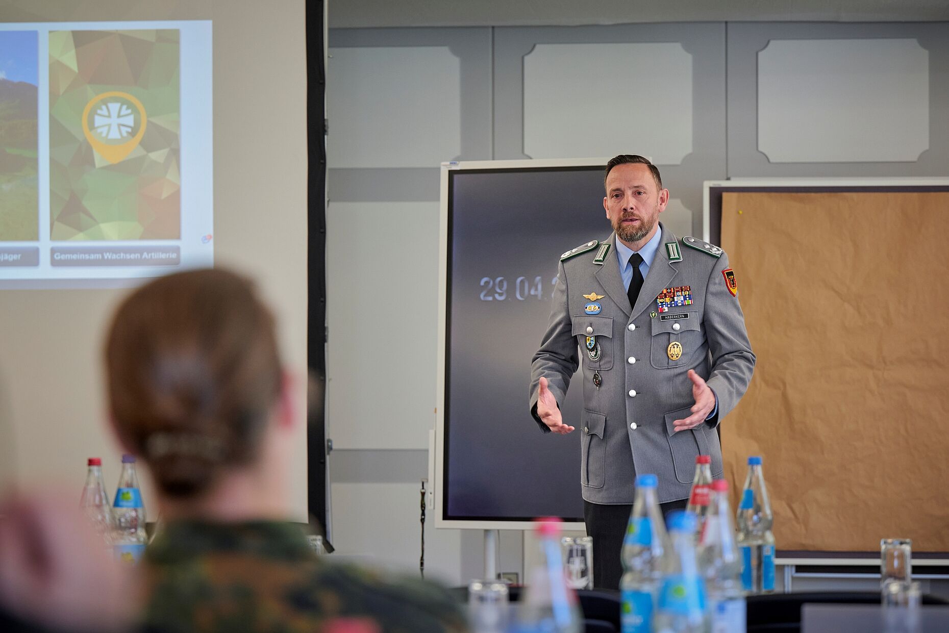 Oberstleutnant Andreas Haberkern vom Karrierecenter München betonte die Herausforderungen, die mit der Rekrutierung von Personal verbunden sind. Foto: Ingo Kaminsky