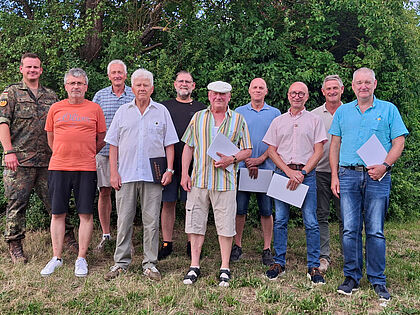Im Rahmen des Sommerfestes wurden sowohl langjährige Verbandszugehörigkeit als auch besondere Verdienste um die Verbandsarbeit des DBwV vom Bezirksvorsitzenden Christian Schleicher (l.) und vom Vorsitzenden der KERH Amberg, Reinhard Goger (5.v.l), geehrt. Foto: Reinhard Goger