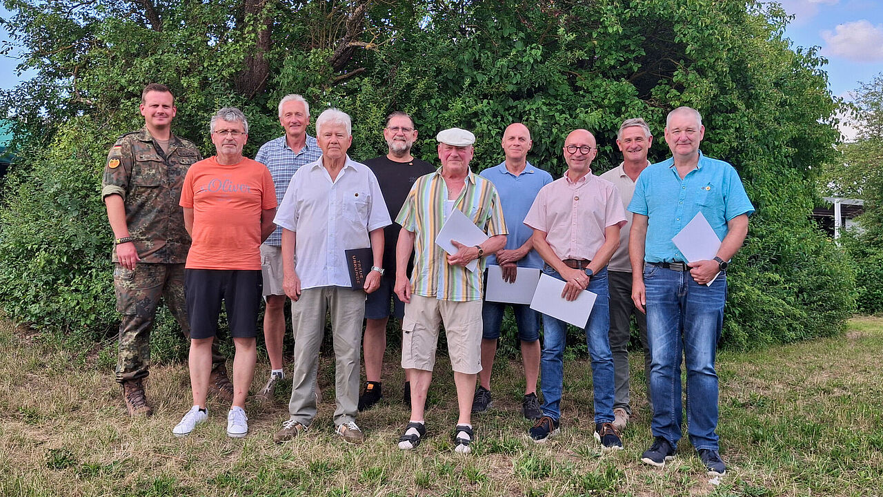 Im Rahmen des Sommerfestes wurden sowohl langjährige Verbandszugehörigkeit als auch besondere Verdienste um die Verbandsarbeit des DBwV vom Bezirksvorsitzenden Christian Schleicher (l.) und vom Vorsitzenden der KERH Amberg, Reinhard Goger (5.v.l), geehrt. Foto: Reinhard Goger