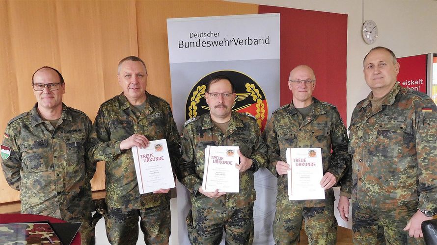 Die geehrten Kameraden Oberstleutnant Frank Dietrich, Stabsfeldwebel Volker Schendel und Stabsfeldwebel Rafael Fischer (ab 2.v.l.). Foto: DBwV/Frank Gotthardt