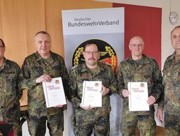 Die geehrten Kameraden Oberstleutnant Frank Dietrich, Stabsfeldwebel Volker Schendel und Stabsfeldwebel Rafael Fischer (ab 2.v.l.). Foto: DBwV/Frank Gotthardt