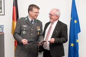 Natürlich hatte auch Wolfgang Hellmich, Vorsitzender des Verteidigungsausschusses des Deutschen Bundestages, großes Interesse an der neuen Broschüre Foto: DBwV/Scheurer