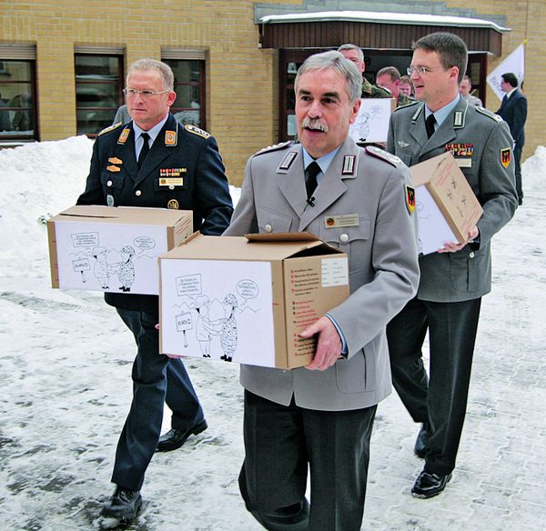 Hunderttausende Protest-Postkarten gab der DBwV 2010 beim Bundeskanzleramt ab. Foto: DBwV