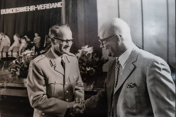 Der Bundesvorsitzende Heinz Volland begrüßt den EUROMIL-Präsidenten Christian Sørensen (links). 17 Delegationen von Militärverbänden aus Belgien, Dänemark, Italien, den Niederlanden, Luxemburg, Norwegen und der Schweiz bringen die europäische Perspektive in die „Hauptversammlung der Superlative“ ein. Foto: DBwV/Archiv