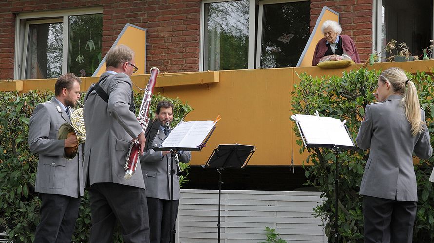 Einer der ersten Auftritte vor einem Seniorenheim während der Corona-Pandemie. Hier spielen Musiker des Musikkorps Hannover in Langenhagen. Foto: Bundeswehr/Bohlmann