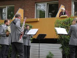 Einer der ersten Auftritte vor einem Seniorenheim während der Corona-Pandemie. Hier spielen Musiker des Musikkorps Hannover in Langenhagen. Foto: Bundeswehr/Bohlmann
