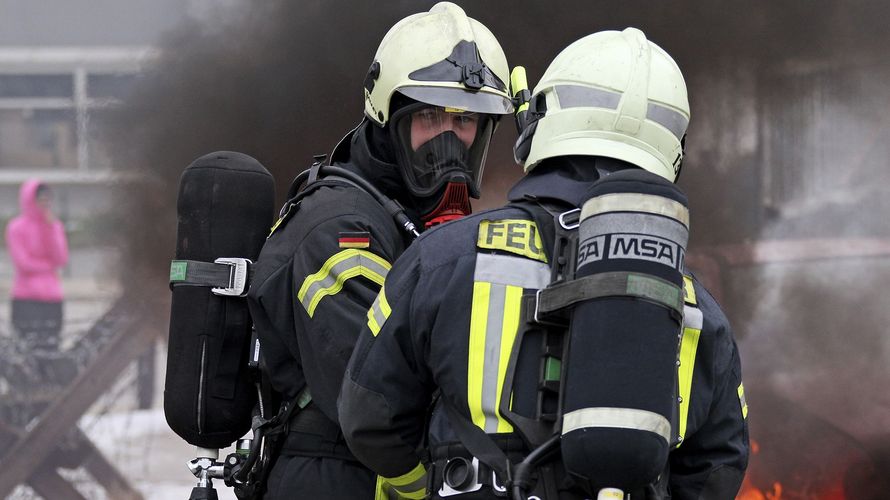 Sicherungskräfte, Brandschutzgruppe und Sanitäter bei einer gemeinsamen Übung. Foto: Bundeswehr/Sebastian Wilke