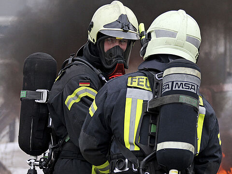 Sicherungskräfte, Brandschutzgruppe und Sanitäter bei einer gemeinsamen Übung. Foto: Bundeswehr/Sebastian Wilke