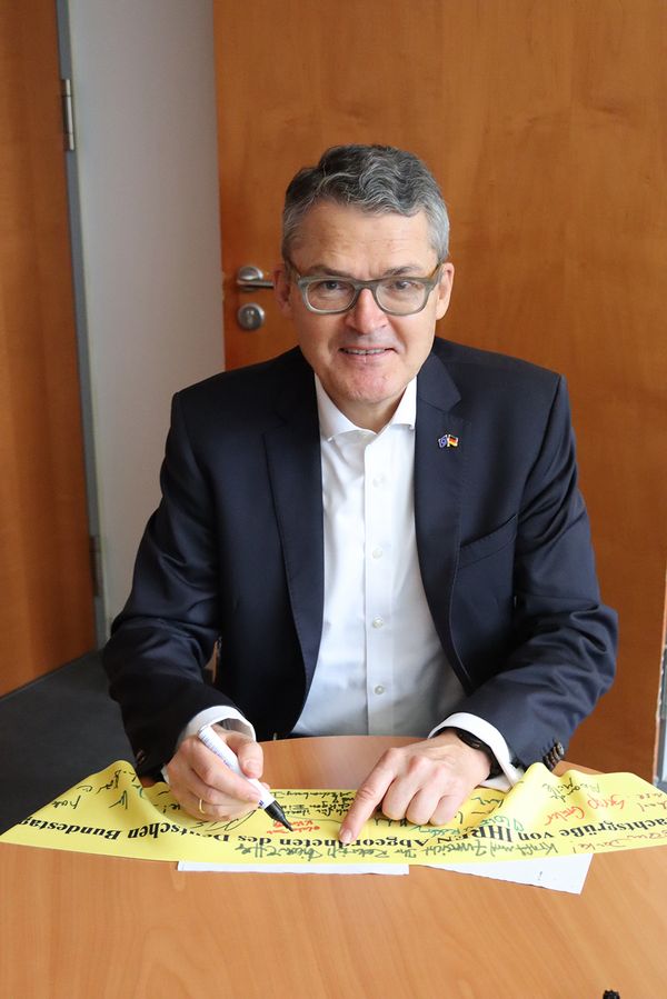 Der Bundestagsabgeordnete Roderich Kiesewetter beim Unterzeichnen der Gelben Bänder. Foto: Büro MdB Roderich Kiesewetter