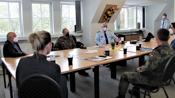 Auch Brigadegeneral Uchtmann besuchte die Gesprächsrunde und freut sich auf die Zusammenarbeit mit dem ersten Personalrat. Foto: DBwV/Hahn