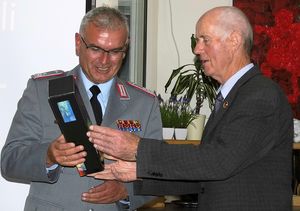 Oberstleutnant Peter Stangl berichtet auf Einladung vom Vorsitzenden der sKERH Lindau, Stabsfeldwebel d.R. Joachim Wiese (rechts), zum Bundeswehreinsatz in Mali