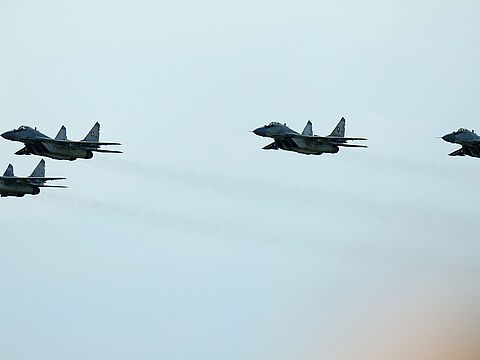 Mehrere MiG-29 der slowakischen Luftwaffe bei einer Air Show im August 2022. Foto: picture alliance / ASSOCIATED PRESS | Petr David Josek