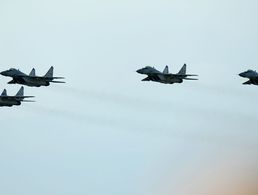 Mehrere MiG-29 der slowakischen Luftwaffe bei einer Air Show im August 2022. Foto: picture alliance / ASSOCIATED PRESS | Petr David Josek