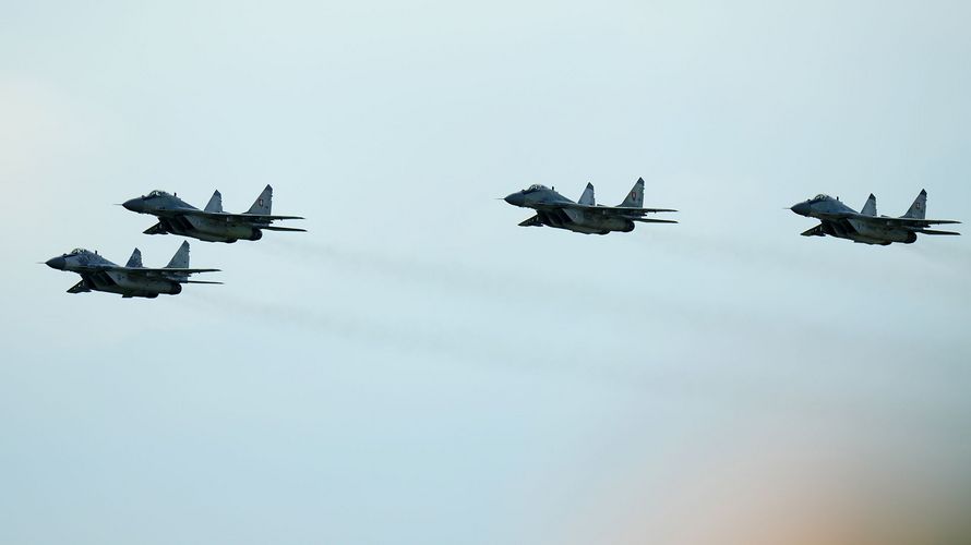 Mehrere MiG-29 der slowakischen Luftwaffe bei einer Air Show im August 2022. Foto: picture alliance / ASSOCIATED PRESS | Petr David Josek