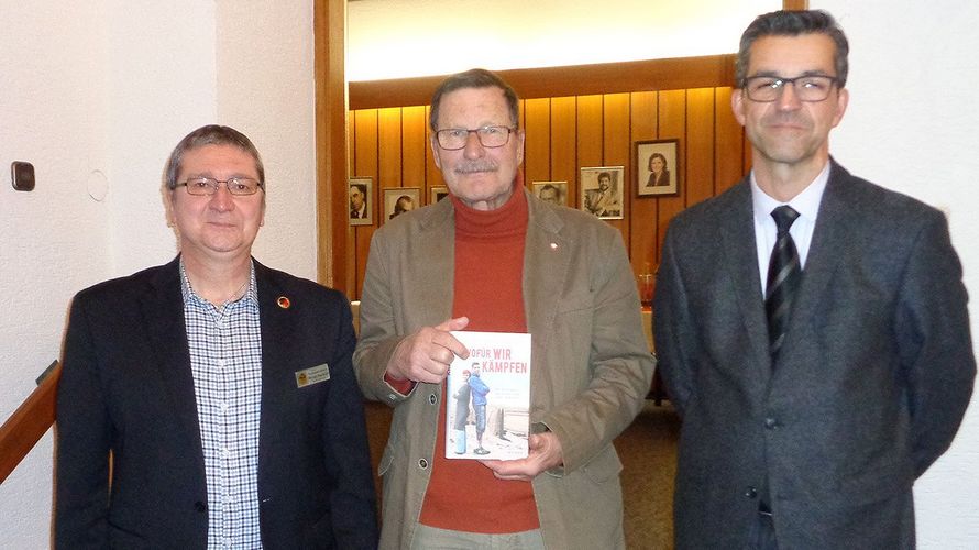 Bezirksvorsitzender Michael Hochmuth mit Peter Naumann und Nachfolger Stefan Hoffmann (v.l.) Foto: KERH Idar-Oberstein