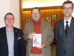 Bezirksvorsitzender Michael Hochmuth mit Peter Naumann und Nachfolger Stefan Hoffmann (v.l.) Foto: KERH Idar-Oberstein
