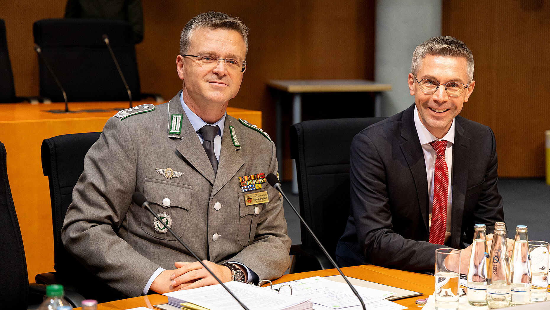 Als Experten gefragt: Oberst André Wüstner (l.) und DBwV-Justitiar Christian Sieh bei der Öffentlichen Anhörung zum Wehrdienst-Modernisierungsgesetz. Foto: DBwV/Yann Bombeke