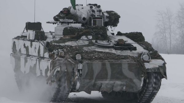 Der Schützenpanzer Marder begibt sich auf der Schießbahn in Stellung. Foto: Bundeswehr/PAO EFP