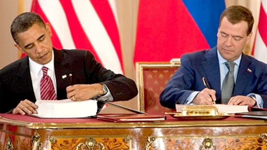 Historisch: US-Präsident Barack Obama und der russische Präsident Dmitri Medwedew unterzeichneten am 8. April 2009 in Prag den Neuen Start-Vertrag. Dieser Vertrag begrenzt stationierte strategische Nuklearwaffen beider Seiten. (Quelle: White House)