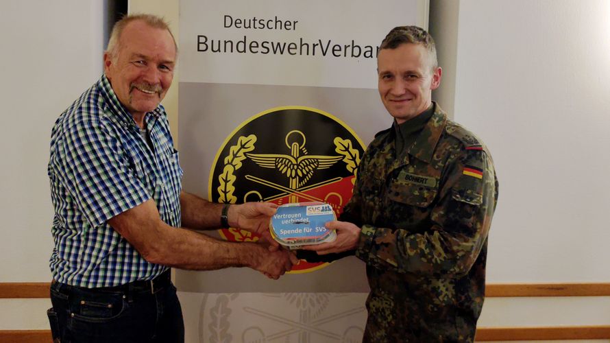 In Diez übergab der langjährige Kameradschaftsvorsitzende Stabsfeldwebel a. D. Christoph Etz übergab in Diez eine großzügige Spende für die Soldaten Veteranen Stiftung (SVS) an den Stellvertreter des DBwV Bundesvorsitzenden Oberstleutnant i.G. Marcel Bohnert. Foto: Jörg Thamer