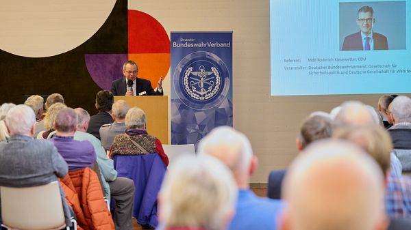 Bezirksvorsitzender Oberstabsfeldwebel a.D. Harald Lott moderierte die sicherheitspolitische Veranstaltung und führte in das Thema des Vortrages mit Roderich Kiesewetter (MdB, CDU/CSU) ein. Fotos: DBwV/Ingo Kaminsky