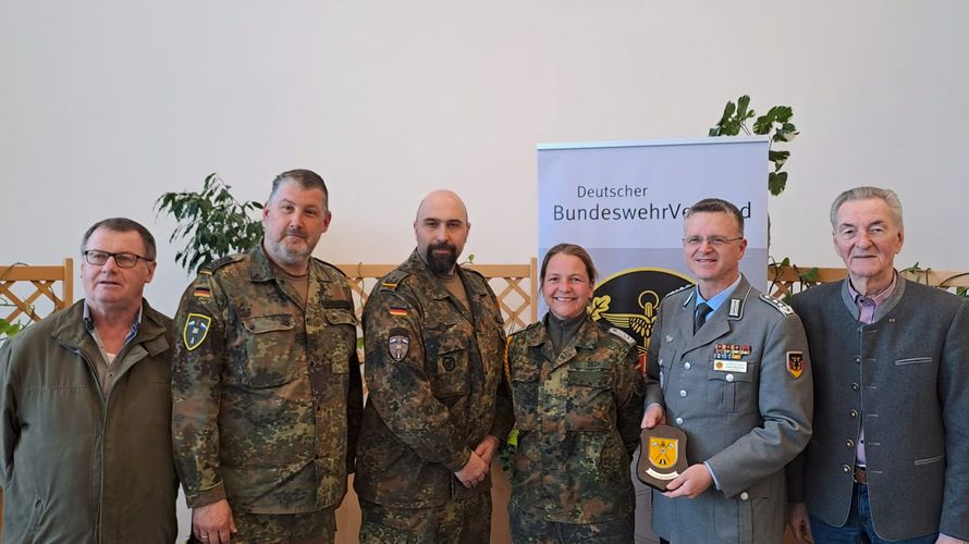 Der Kommandeur AufklBtl 8, Oberstleutnant Dan Tomuzia (3. von links), und die Mandatsträger der Kameradschaften des DBwV dankten Bundesvorsitzenden Oberst André Wüstner für seinen Vortrag. Foto: Sonja Schumergruber/PNP