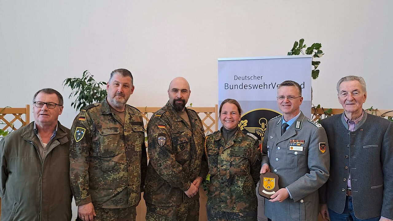 Der Kommandeur AufklBtl 8, Oberstleutnant Dan Tomuzia (3. von links), und die Mandatsträger der Kameradschaften des DBwV dankten Bundesvorsitzenden Oberst André Wüstner für seinen Vortrag. Foto: Sonja Schumergruber/PNP