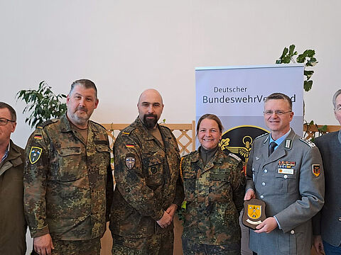 Der Kommandeur AufklBtl 8, Oberstleutnant Dan Tomuzia (3. von links), und die Mandatsträger der Kameradschaften des DBwV dankten Bundesvorsitzenden Oberst André Wüstner für seinen Vortrag. Foto: Sonja Schumergruber/PNP