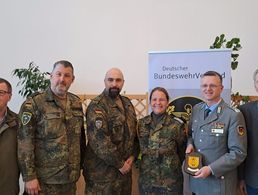Der Kommandeur AufklBtl 8, Oberstleutnant Dan Tomuzia (3. von links), und die Mandatsträger der Kameradschaften des DBwV dankten Bundesvorsitzenden Oberst André Wüstner für seinen Vortrag. Foto: Sonja Schumergruber/PNP