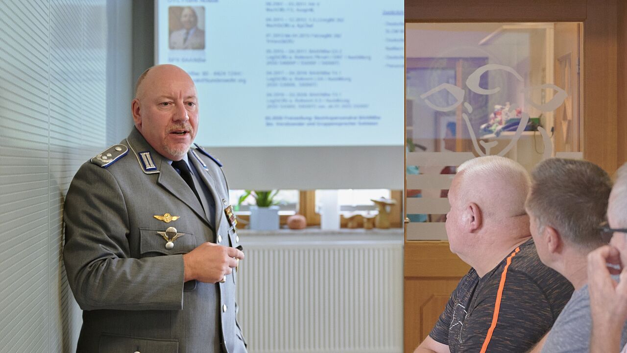 Oberstleutnant Frank Nowak gab den Mitgliedern der KERH Ellwangen Einblick in die aktuellen Herausforderungen des BAAINBw bei der Beschaffung und Rüstung der Bundeswehr. Foto/Collage: Ingo Kaminsky